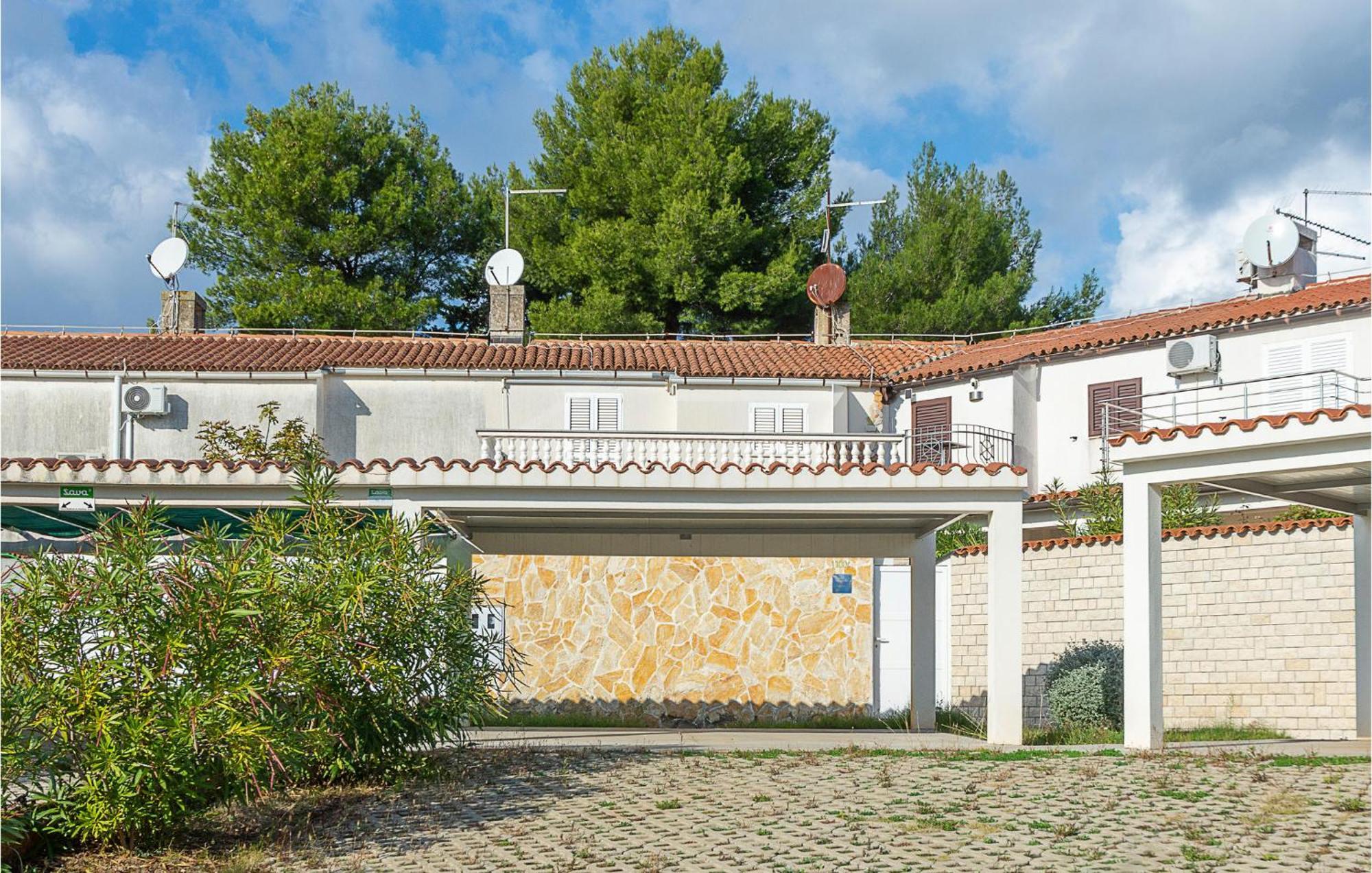 Stunning Apartment In Barbariga With Wifi 外观 照片